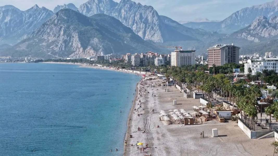 Antalya’da Mevsimler Karıştı: Kasım Ayında Deniz Sefası Sürüyor! 6